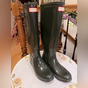 Hunter Original Tall Gloss Rain Boots in Dark Olive, US 8